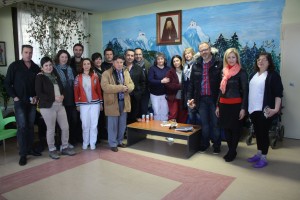 Στιγμιότυπο από την κοπή της βασιλόπιτας στο Παράρτημα Αποθεραπείας Αποκατάσταση Ατόμων με Αναπηρία Σερρών, όπου διακρίνεται η πρόεδρος του Κέντρου Κοινωνικής Πρόνοιας Περιφέρειας Κεντρικής Μακεδονίας κ. Συλβάνα Καρασαββίδου, ο Α’ Αντιπρόεδρος κ. Μιλτιάδης Οικονόμου και η διοικητική διευθύντρια κ. Ελισάβετ Μωυσιάδου.  