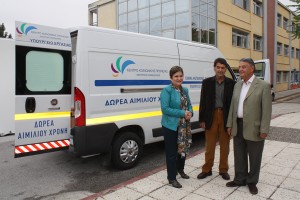 Η Πρόεδρος του Κέντρου κ. Συλβάνα  Καρασαββίδου με τους δωρητές Αδερφούς Χρόνη