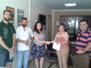 Η πρόεδρος του Κέντρου Κοινωνικής Πρόνοιας Κεντρικής Μακεδονίας κ. Συλβάνα Καρασαββίδου, παραλαμβάνει από τους φοιτητές το ποσό που συγκεντρώθηκε για φιλανθρωπικό σκοπό, παρουσία του αντιπροέδρου κ. Θεμιστοκλή Χαρίση